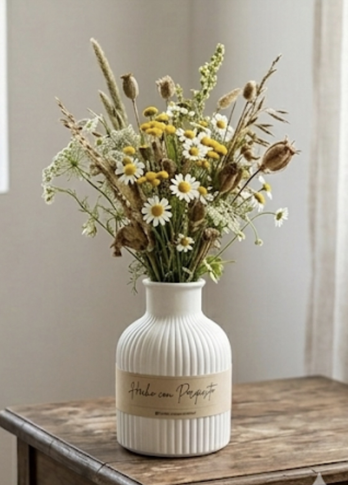Florero estriado blanco con flores secas